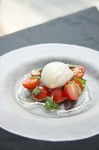 広島の海で育った牡蠣はクリーミーで濃厚な味わい。タルタルソースとレモンで召し上がれ。