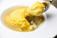 トリュフと発酵バターをふんだんに使ったバターライスに、ふわとろの半熟卵をかけた、大人のオムライスです。