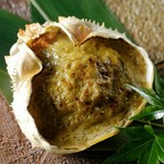 ジューシーな蟹身にコクのある蟹味噌をたっぷりのせ、オーブンで焼き上げた逸品。