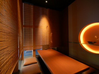 落ち着いた個室空間で恋人とふたりきり