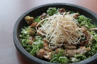 噛むほどに増す「旨味」が特徴の博多地鶏。相性の良い葱を豪快に盛り付けました。特製の塩ダレがお酒にピッタリな一品。