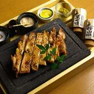 地鶏ならではの噛みごたえに加え、きめ細やかでサクッとした歯切れのよさ。博多地鶏の旨味を存分にお楽しみ下さい。