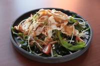 さっぱりと冷しゃぶにした豚肉と大根をコクのある胡麻ゆず醤油ドレッシングでお召し上がり頂きます。