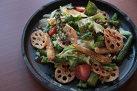 ヤングコーンとアスパラを温製にし、仕上げにかける生姜の効いた香味だれが相性抜群の一品です。