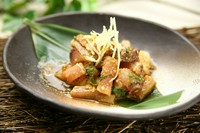 新鮮なぶりに胡麻の風味を効かせた自家製のタレがやみつきな一品。大葉本来の風味が食欲をそそります。