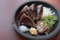 外側は焼いた香ばしさとほろっとした食感。中は濃厚でうま味たっぷりのかつおをお楽しみ下さい。