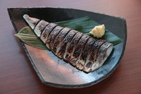 炙ることで香ばしい焼き色がつき、香りと旨味が増します。脂が溶け出してジューシーになり、食感もより豊かになります。