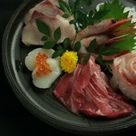さっぱりと冷しゃぶにした豚肉のサラダ。生姜の効いた香味タレが野菜、豚肉と好相性です。