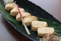 かつおの旨みが効いた出汁と合わせ、丁寧に巻いただし巻きたまごです。
