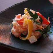 プリッとした海老の歯応えに、柚子と白味噌の香りが漂うマヨネーズがたっぷり絡んだ逸品。