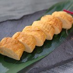 淡白でありながら旨みにある鯛を、シンプルに刺身でご用意致しました。刺身醤油をつけて、鯛の甘みを楽しみながらお召し上がり下さい。