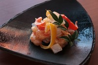 プリッとした海老の歯応えに、柚子と白味噌の香りが漂うマヨネーズがたっぷり絡んだ逸品。