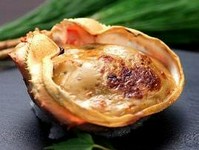 ジューシーな蟹身にコクのある蟹味噌をたっぷり乗せ、オーブンで焼き上げた逸品。