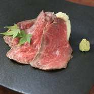 契約牧場で育った穀物肥育牛を柔らかく旨味たっぷりのローストビーフに仕上げました。山葵を乗せてお召し上がりください。