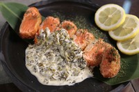 表面のみ火入れし、中はレアに仕上げたサーモンにたっぷりのタルタルをかけました