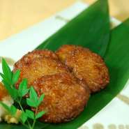 注文を頂いてから揚げたてをお作りします。
弾力とふんわりとした舌触りは揚げたてだからこそ6種類のお味をご用意しています。