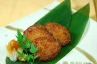 注文を頂いてから揚げたてをお作りします。
弾力とふんわりとした舌触りは揚げたてだからこそ6種類のお味をご用意しています。