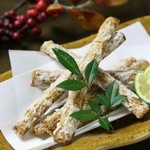 ごぼうならではの風味は、唐揚げにする事で素朴で力強い味わいに変わります。つい止まらなくなる逸品。