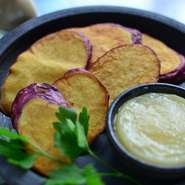 ディップ状に添えられたはちみつバターは、さつまいもとの相性を考えた
黄金比で作られています。