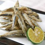 新鮮なキビナゴを丁寧に粉打ちし、カラッと揚げた逸品。こだわりの塩とポン酢でお召し上がり下さい。