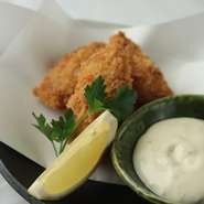 特製の塩だれに漬け込んだ自慢の唐揚げです。噛むほどにじんわりと旨みが味わえます。