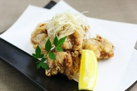 特製の塩ダレに漬け込んだ自慢の唐揚げです。
噛む程にじんわりと旨味が味わえます。