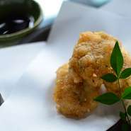 骨の周りが美味しいフグの唐揚げです。
美味しさを引き立てる下味をつけ、高温で一気に揚げました。
