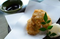 骨の周りが美味しいフグの唐揚げです。
美味しさを引き立てる下味をつけ、高温で一気に揚げました。
