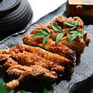 口いっぱいにジューシーな肉汁が広がる、博多地鶏のもも肉を竜田揚げにしました。生き生きとした香りが特徴の原了郭黒七味でお召し上がり下さい。