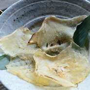 厳選したえいひれを炙った一皿。歯応えと口いっぱいに広がる旨みが味わえます。