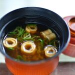 渋めの後味と出汁が自慢の赤出汁。お酒の後にぴったりです。
