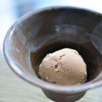 わずかしか生産されない希少な発酵茶「碁石茶」をアイスクリームにする事で
ミルクティのような味わいが楽しめます