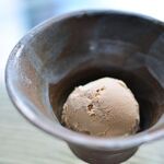 わずかしか生産されない希少な発酵茶「碁石茶」をアイスクリームにする事で
ミルクティのような味わいが楽しめます