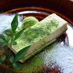 京都老舗のこだわり豆乳を使用した、ほんのりした甘さのティラミスです。抹茶のアイスと一緒にどうぞ。