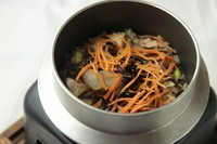 九州福岡産の地鶏「はかた地鶏」をたっぷり味わえる釜飯。

