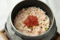 蟹を贅沢に使用しています。柚子の香りが爽やかに広がります。新鮮なイクラと絡めてお召し上がり下さい。