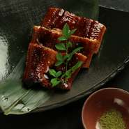 炭火焼きで身の中から焼き上げ、高温でふっくらと蒸し上げた香ばしい味わいでございます。身の引き締まった鰻を贅沢にお召し上がり下さい。