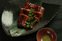 炭火焼きで身の中から焼き上げ、高温でふっくらと蒸し上げた香ばしい味わいでございます。身の引き締まった鰻を贅沢にお召し上がり下さい。