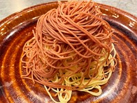 さくさくのパイ生地にアイスをのせ、渋皮マロンクリームとなると金時ペーストを搾ったモンブラン。