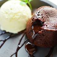 生地の中から熱々のとろけるチョコレートが出てくる手作りケーキ。
バニラアイスとご一緒に。