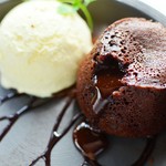 生地の中から熱々のとろけるチョコレートが出てくる手作りケーキ。
バニラアイスとご一緒に。