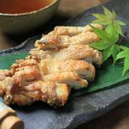 旨味の凝縮した博多地鶏のももを豪快に1枚竜田揚げにしました。京都祇園原了郭 黒七味と大根おろしを入れたお出汁に浸して御召し上がりください。