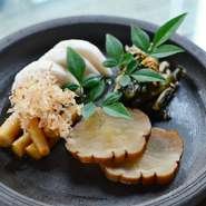 日本各地の美味しいお漬物を取り寄せ、季節の替わりで盛り合わせに致します。