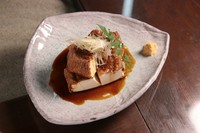 外はカリッと中はとろとろに仕上げた大きな厚揚げです特製タレでお召し上がりいただきます