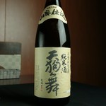山廃仕込み特有の濃厚な香味と酸味の調和がとれた個性豊かな純米酒です。濃い山吹色は目も楽しませてくれます。