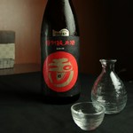 よく切れる旨酒の「玉川　特別純米酒」と海産物は、こたえられない組み合わせ。常温でも美味しく飲めますが、燗で楽しむファンが多いようです。玉川らしく、飲み飽きすることのない酒です。