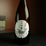 香りはあくまで控えめとし、キレが良く飲み飽きのしない純米吟醸酒です。和食全般、特に醤油系のお料理との相性が良く、一緒に頂くお料理の良さを引き出します。