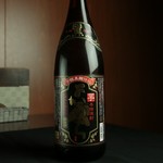大正5年、霧島酒造創業者・江夏吉助によって初蔵出しされた焼酎は「黒麹」仕込み。
