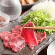 本場の九州料理や九州の名物食材も多数用意。お酒のお相手に新鮮な「馬刺し」はいかが。柔らかな舌触りに甘みを感じさせ、お気に入りの一杯をより魅力的に楽しむことができます。