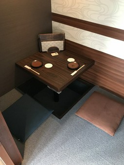 L字のカップル個室も御座います。